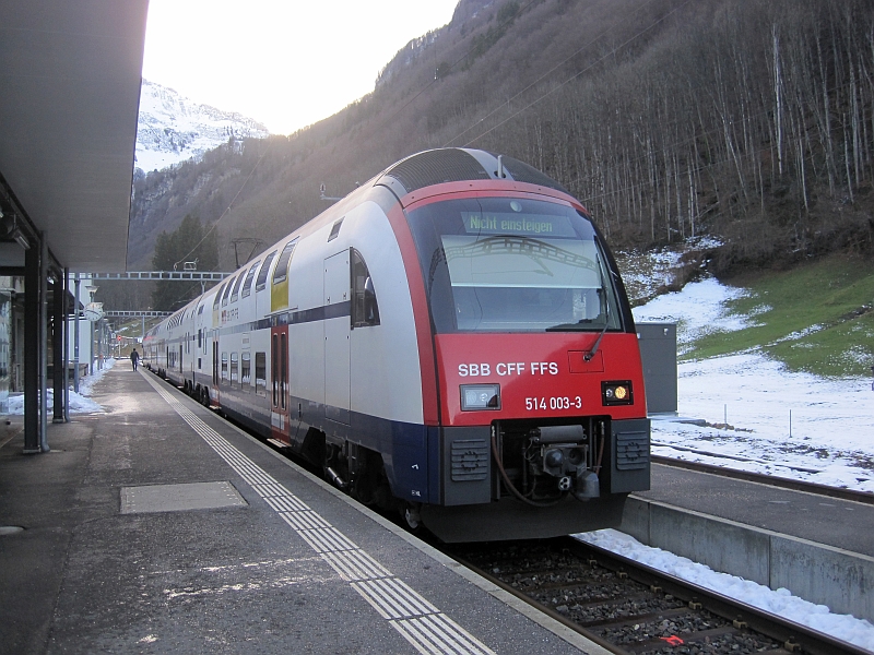 Doppelstocktriebzug der S-Bahn Zürich in Linthal (RABe 514)